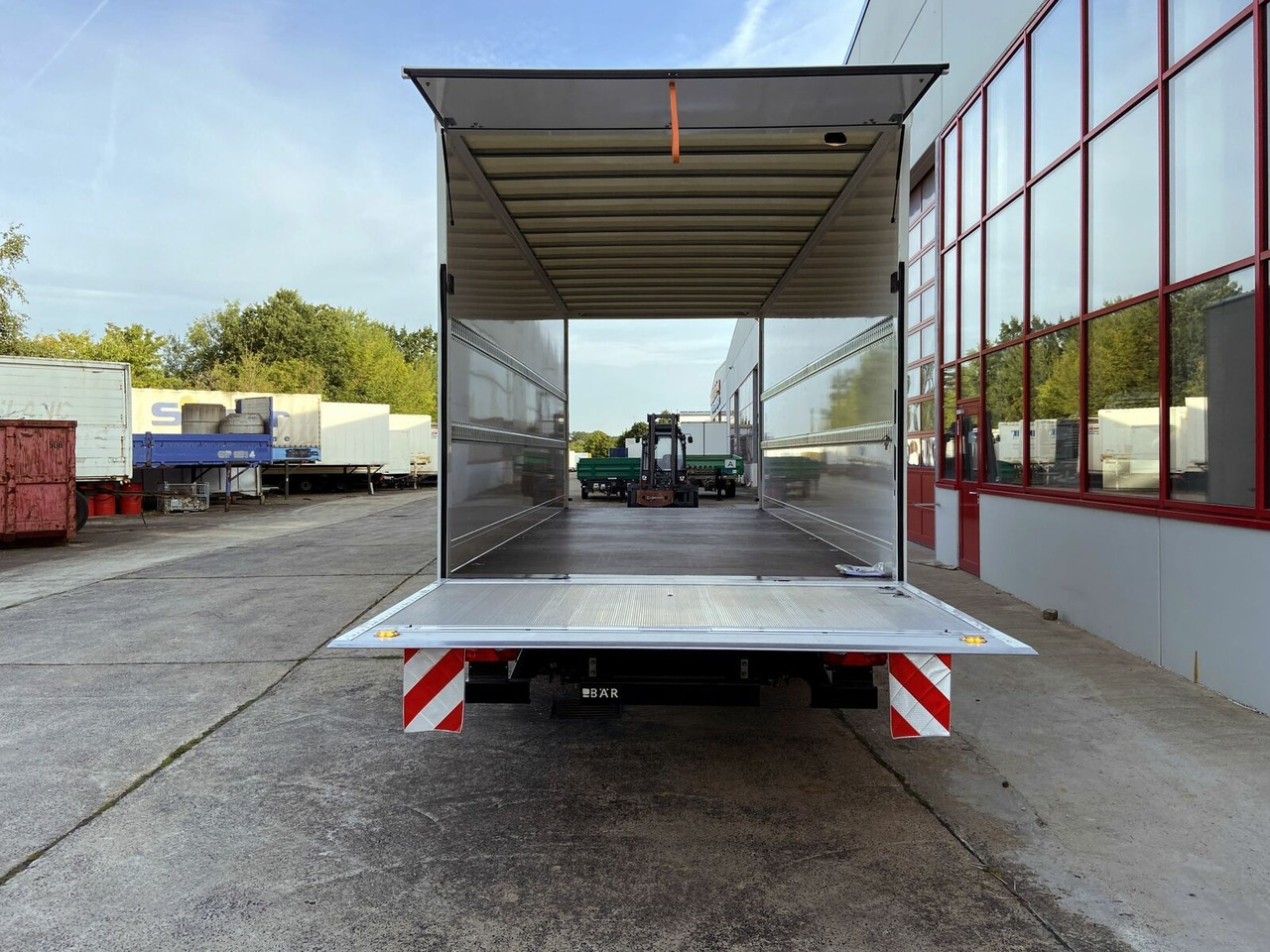 Möslein Tandem Koffer, Ladebordwand 1,5 t + Durchladbar - Skříňový přívěs: obrázek 4 Möslein Tandem Koffer, Ladebordwand 1,5 t + Durchladbar - Skříňový přívěs: obrázek 4