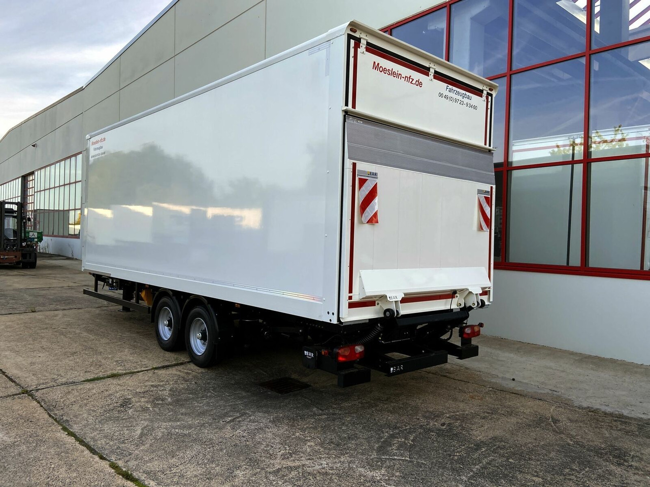 Möslein Tandem Koffer, Ladebordwand 1,5 t + Durchladbar - Skříňový přívěs: obrázek 5 Möslein Tandem Koffer, Ladebordwand 1,5 t + Durchladbar - Skříňový přívěs: obrázek 5