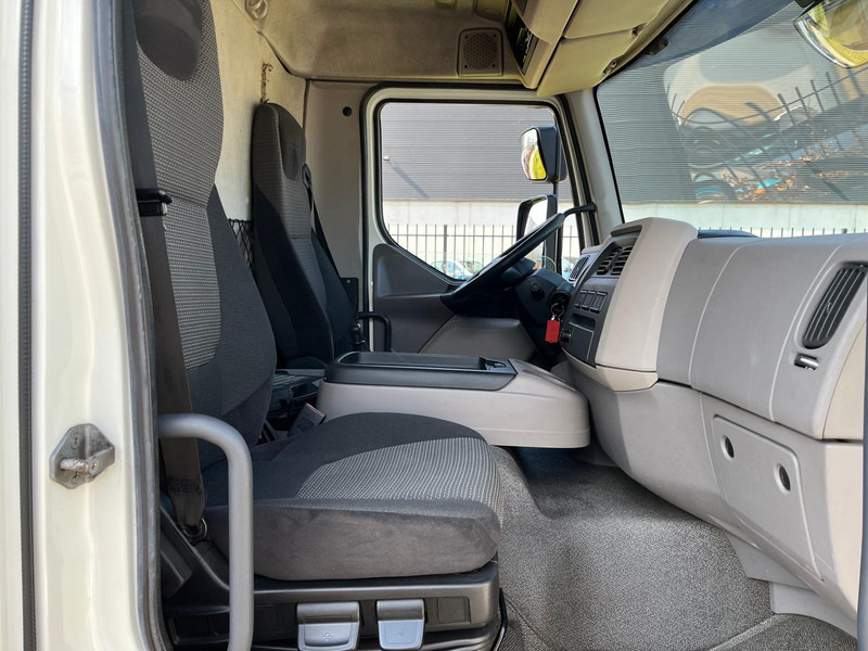 Interior photo 3: Skříňový nákladní auto DAF LF 210, 4x2, Euro 6, Airco, Nav