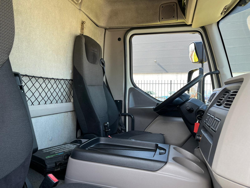 Interior photo 2: Skříňový nákladní auto DAF LF 210, 4x2, Euro 6, Airco, Nav