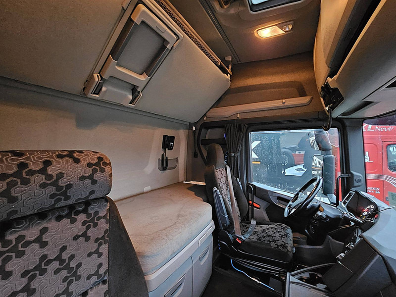 Interior photo 2: Plachtový nákladní auto Scania S450 6X2*4 RET. FORKLIFTC