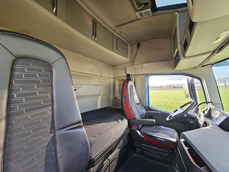 Interior photo 3: Tahač Volvo FH 460 PTO SKIRTS VEB+