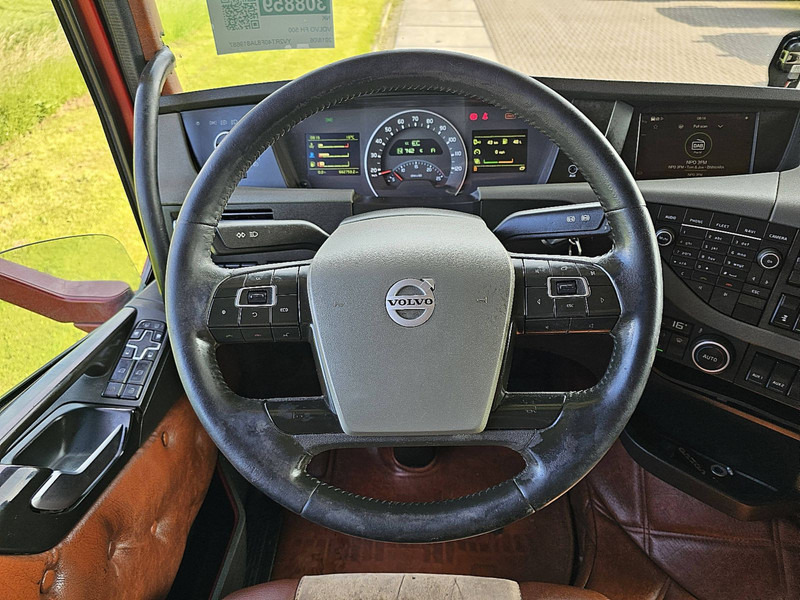 Interior photo 2: Volvo FH 500 8X2 3X STEERAXLE leasing Volvo FH 500 8X2 3X STEERAXLE