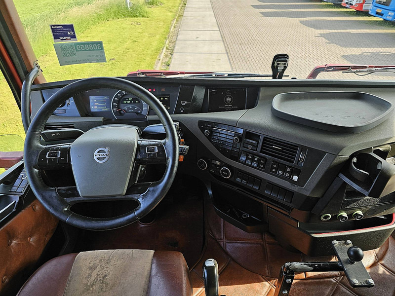 Interior photo 1: Volvo FH 500 8X2 3X STEERAXLE leasing Volvo FH 500 8X2 3X STEERAXLE