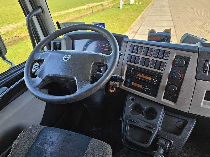 Interior photo 1: Skříňový nákladní auto Volvo FL 250.12