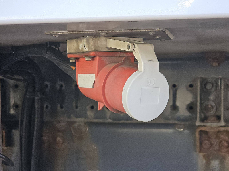 Chladírenský nákladní automobil Volvo FM 330 6X2 FRIGOBL. LIFT: obrázek 17 Chladírenský nákladní automobil Volvo FM 330 6X2 FRIGOBL. LIFT: obrázek 17