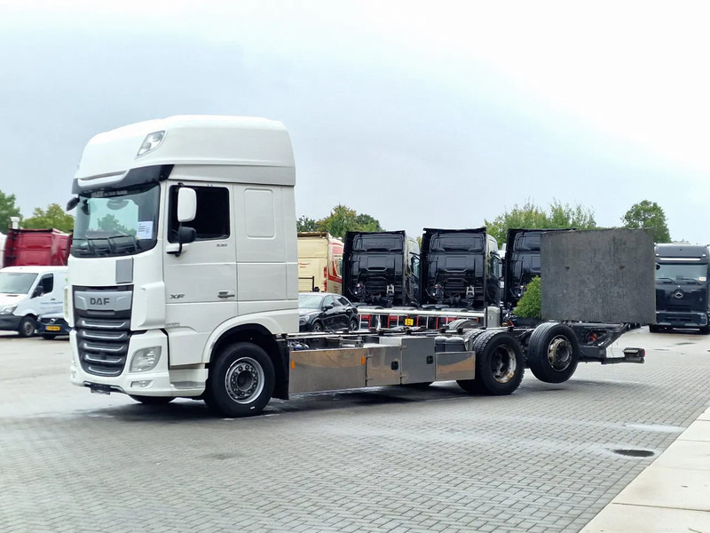 DAF XF 530 SuperSpaceCab 6x2*4 - Chassis 740 cm - Loadlift - Steering axle - Leather - - Podvozek s kabinou: obrázek 3 DAF XF 530 SuperSpaceCab 6x2*4 - Chassis 740 cm - Loadlift - Steering axle - Leather - - Podvozek s kabinou: obrázek 3