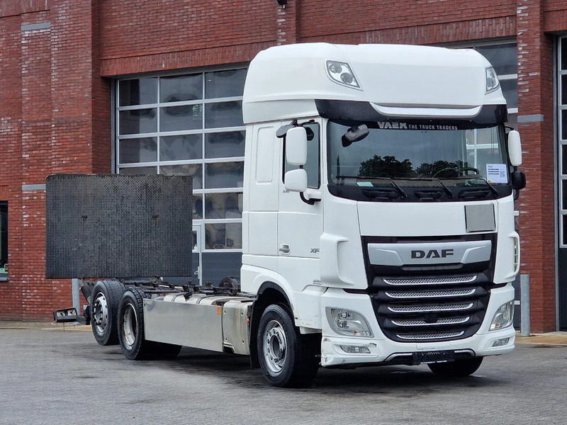 DAF XF 530 SuperSpaceCab 6x2*4 - Chassis 740 cm - Loadlift - Steering axle - Leather - - Podvozek s kabinou: obrázek 1 DAF XF 530 SuperSpaceCab 6x2*4 - Chassis 740 cm - Loadlift - Steering axle - Leather - - Podvozek s kabinou: obrázek 1