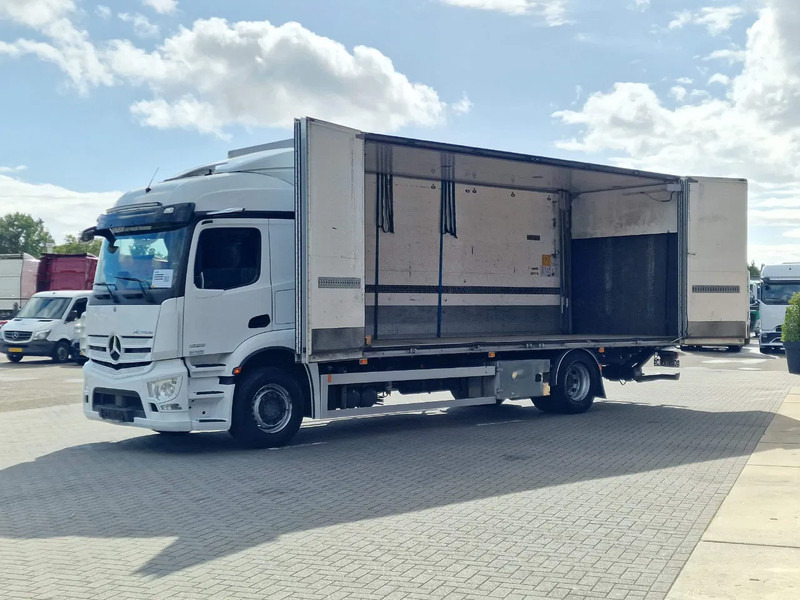 Mercedes-Benz Actros 1833 4x2 - Box with sidedoors - Loadlift - Full air - Mirror cam - Skříňový nákladní auto: obrázek 4 Mercedes-Benz Actros 1833 4x2 - Box with sidedoors - Loadlift - Full air - Mirror cam - Skříňový nákladní auto: obrázek 4