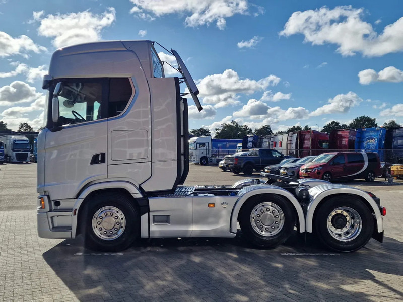 Scania 660S V8 NGS Highline 6x2/4 - New - Full spec - Retarder - Night clima - Led - Leather - Navi - Tahač: obrázek 4 Scania 660S V8 NGS Highline 6x2/4 - New - Full spec - Retarder - Night clima - Led - Leather - Navi - Tahač: obrázek 4