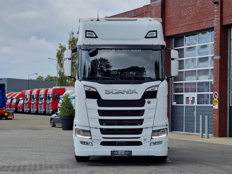 Scania 770S V8 NGS Highline 6x2/4 - New - Old dashboard - Full spec - Retarder - Night clima - Led - Leather - Navi - Tahač: obrázek 2 Scania 770S V8 NGS Highline 6x2/4 - New - Old dashboard - Full spec - Retarder - Night clima - Led - Leather - Navi - Tahač: obrázek 2