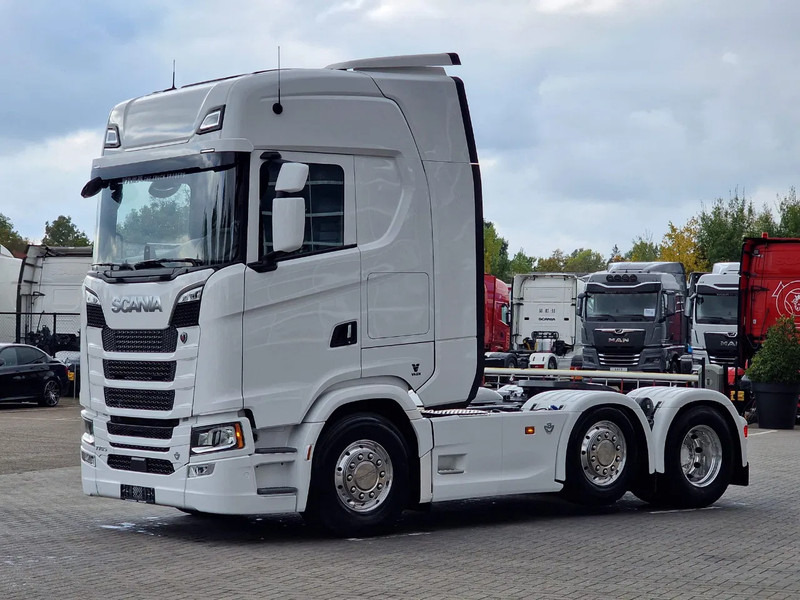 Scania 770S V8 NGS Highline 6x2/4 - New - Old dashboard - Full spec - Retarder - Night clima - Led - Leather - Navi - Tahač: obrázek 3 Scania 770S V8 NGS Highline 6x2/4 - New - Old dashboard - Full spec - Retarder - Night clima - Led - Leather - Navi - Tahač: obrázek 3