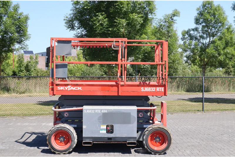 Skyjack SJ 6832 RTE | 12 METER | 454 KG - Nůžková plošina: obrázek 1 Skyjack SJ 6832 RTE | 12 METER | 454 KG - Nůžková plošina: obrázek 1
