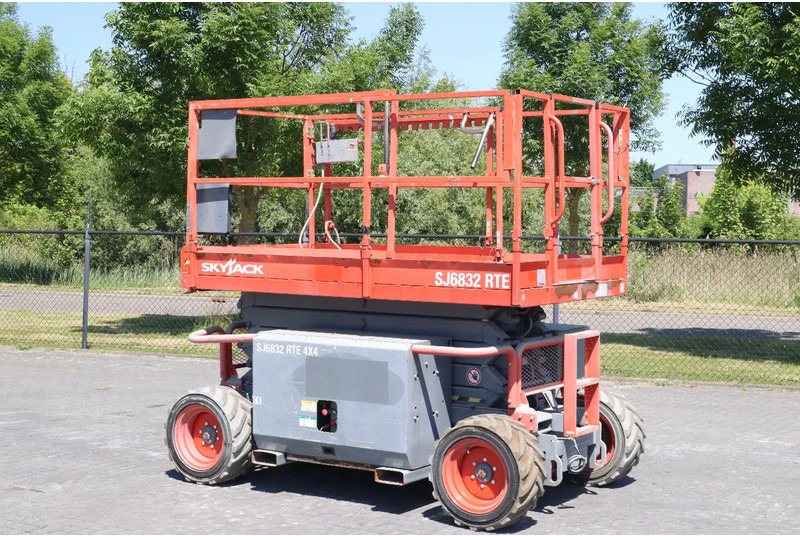 Skyjack SJ 6832 RTE | 12 METER | 454 KG - Nůžková plošina: obrázek 2 Skyjack SJ 6832 RTE | 12 METER | 454 KG - Nůžková plošina: obrázek 2