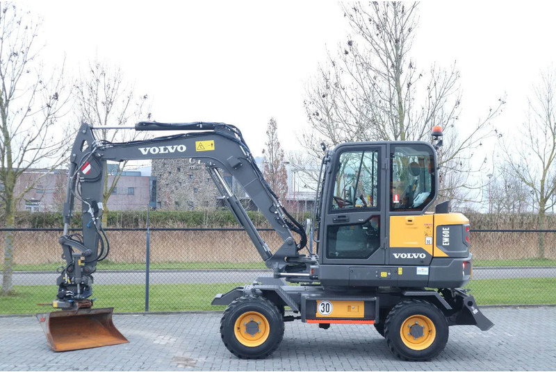 Volvo EW60E | DEMO | 30 KM/H | ROTOTILT + GRIPPER | BUCKET - Kolesové rýpadlo: obrázek 1 Volvo EW60E | DEMO | 30 KM/H | ROTOTILT + GRIPPER | BUCKET - Kolesové rýpadlo: obrázek 1