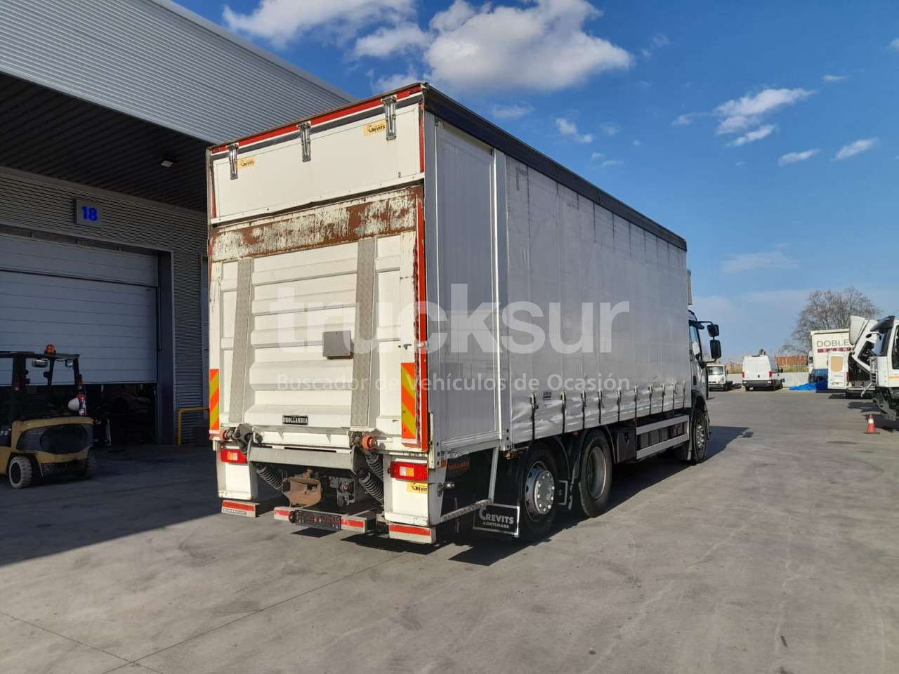 RENAULT D320.26 ejes 6x2*4 - Plachtový nákladní auto: obrázek 3 RENAULT D320.26 ejes 6x2*4 - Plachtový nákladní auto: obrázek 3