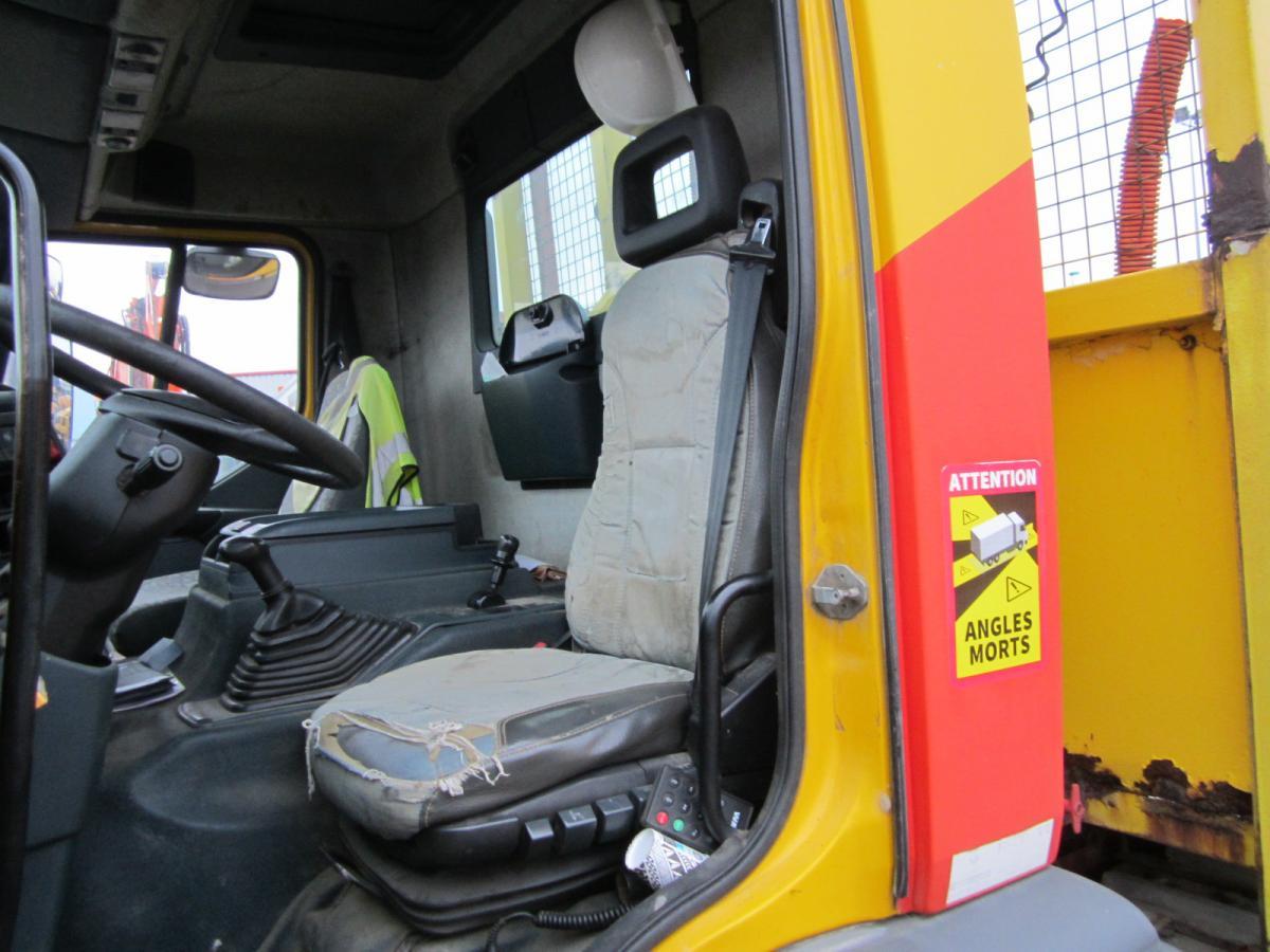 Interior photo 1: Přepravník automobilů pro dopravu těžké techniky Renault Premium