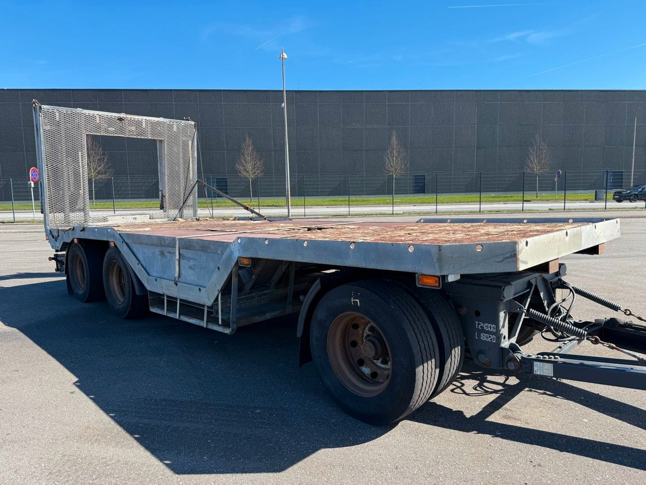 Fliegl FLT328 3 achser Maschinenanhänger mit Radkasten - Podvalníkový přívěs: obrázek 2 Fliegl FLT328 3 achser Maschinenanhänger mit Radkasten - Podvalníkový přívěs: obrázek 2