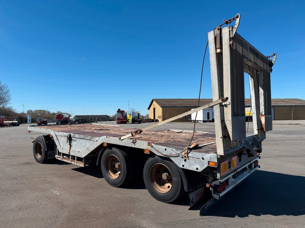 Fliegl FLT328 3 achser Maschinenanhänger mit Radkasten - Podvalníkový přívěs: obrázek 5 Fliegl FLT328 3 achser Maschinenanhänger mit Radkasten - Podvalníkový přívěs: obrázek 5