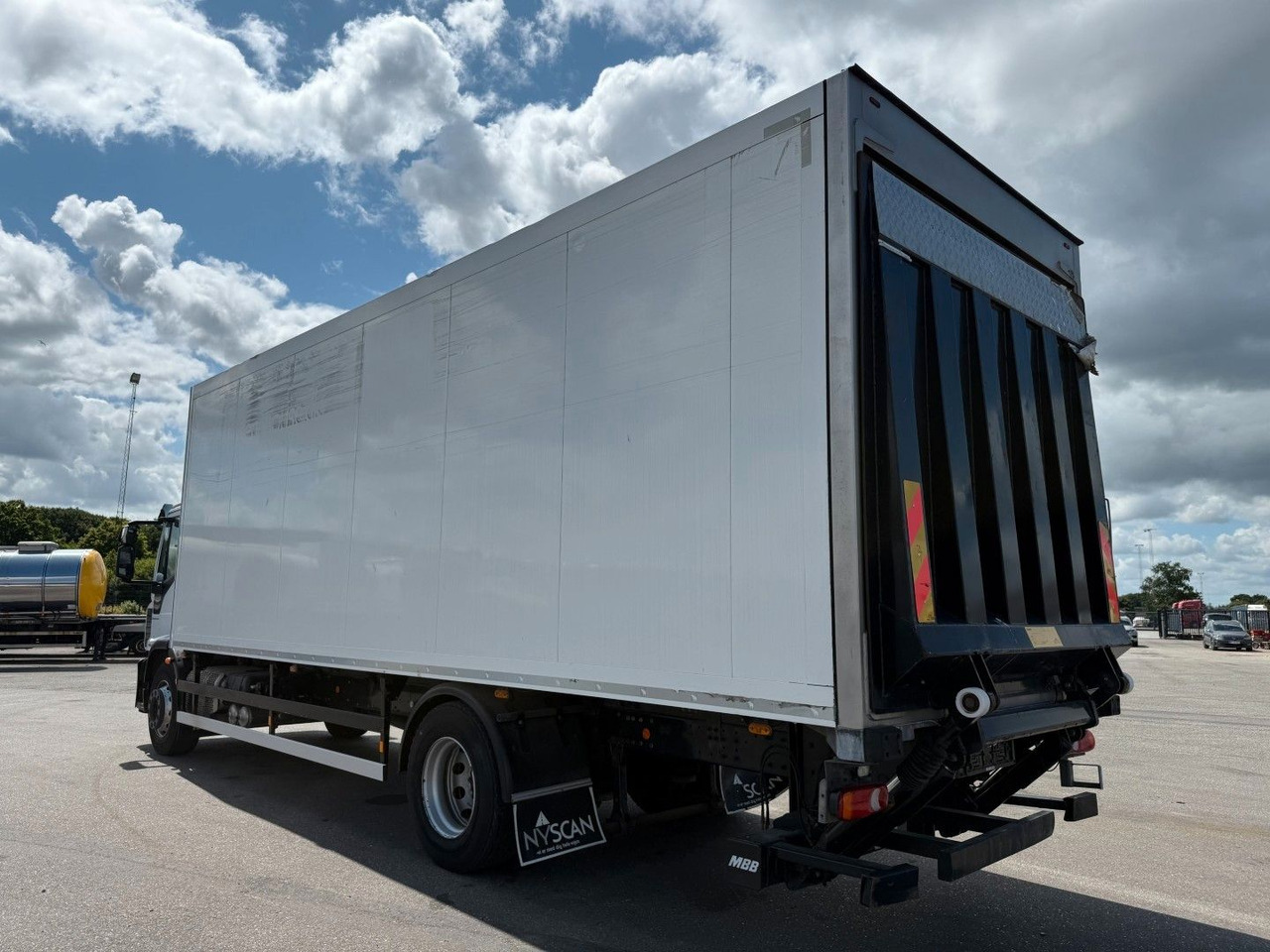 Iveco 180E32 4x2 Schmitz / Thermo King T-1200R Spectru Iveco 180E32 4x2 Schmitz / Thermo King T-1200R Spectru - Chladírenský nákladní automobil: obrázek 4 Iveco 180E32 4x2 Schmitz / Thermo King T-1200R Spectru Iveco 180E32 4x2 Schmitz / Thermo King T-1200R Spectru - Chladírenský nákladní automobil: obrázek 4