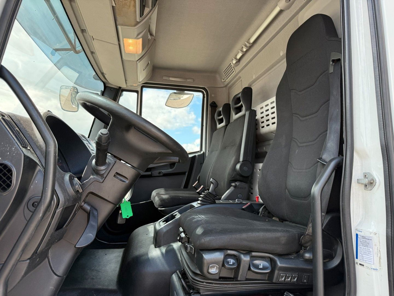 Iveco 180E32 4x2 Schmitz / Thermo King T-1200R Spectru Iveco 180E32 4x2 Schmitz / Thermo King T-1200R Spectru - Chladírenský nákladní automobil: obrázek 5 Iveco 180E32 4x2 Schmitz / Thermo King T-1200R Spectru Iveco 180E32 4x2 Schmitz / Thermo King T-1200R Spectru - Chladírenský nákladní automobil: obrázek 5