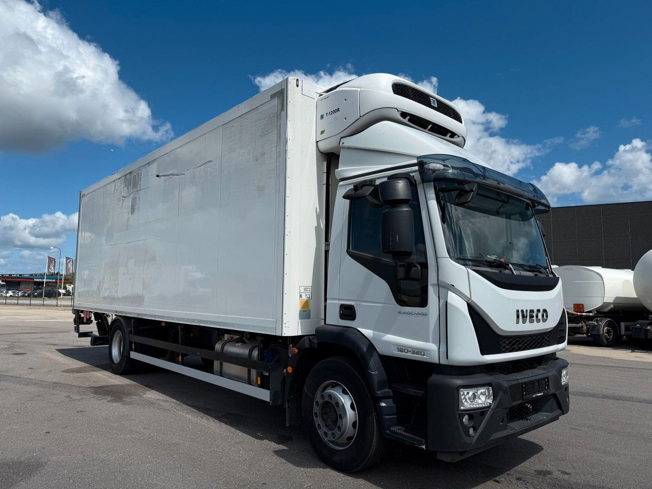 Iveco 180E32 4x2 Schmitz / Thermo King T-1200R Spectru Iveco 180E32 4x2 Schmitz / Thermo King T-1200R Spectru - Chladírenský nákladní automobil: obrázek 2 Iveco 180E32 4x2 Schmitz / Thermo King T-1200R Spectru Iveco 180E32 4x2 Schmitz / Thermo King T-1200R Spectru - Chladírenský nákladní automobil: obrázek 2