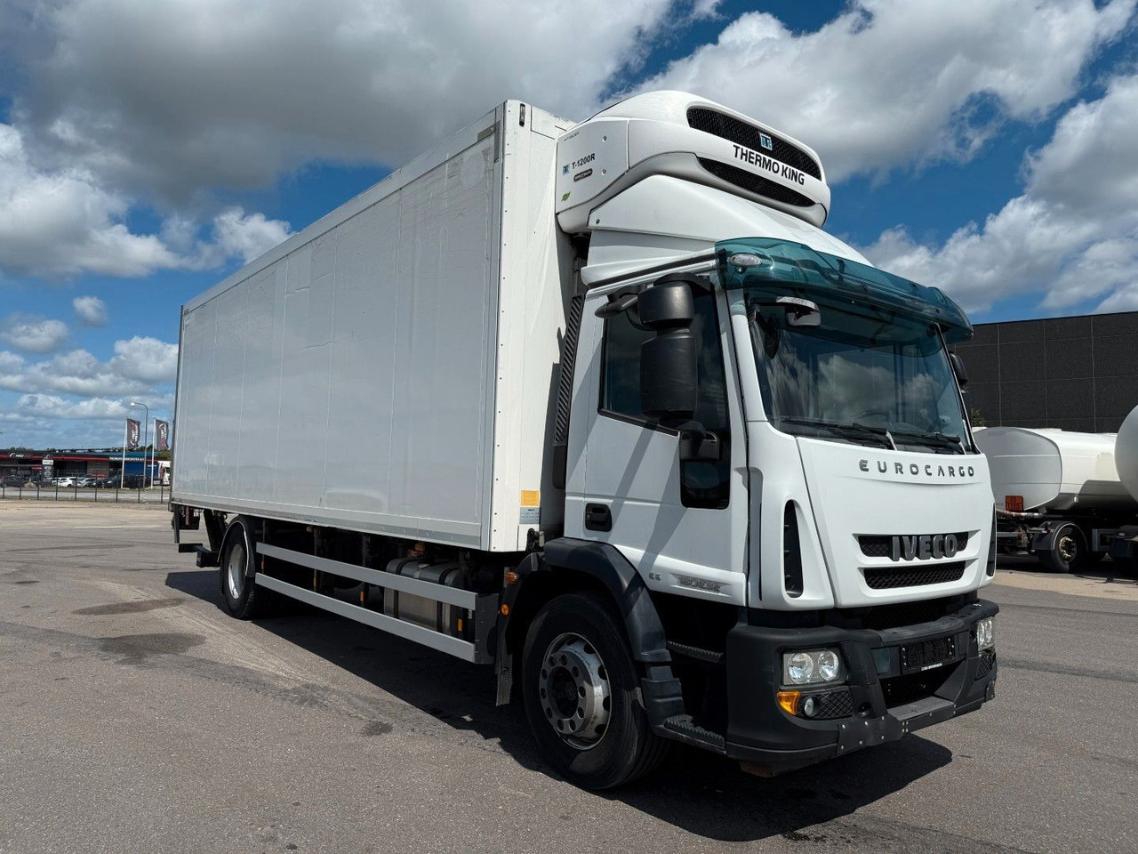 Iveco 180E32 Schmitz / Thermo King T-1200R Spectrum Iveco 180E32 Schmitz / Thermo King T-1200R Spectrum - Chladírenský nákladní automobil: obrázek 2 Iveco 180E32 Schmitz / Thermo King T-1200R Spectrum Iveco 180E32 Schmitz / Thermo King T-1200R Spectrum - Chladírenský nákladní automobil: obrázek 2