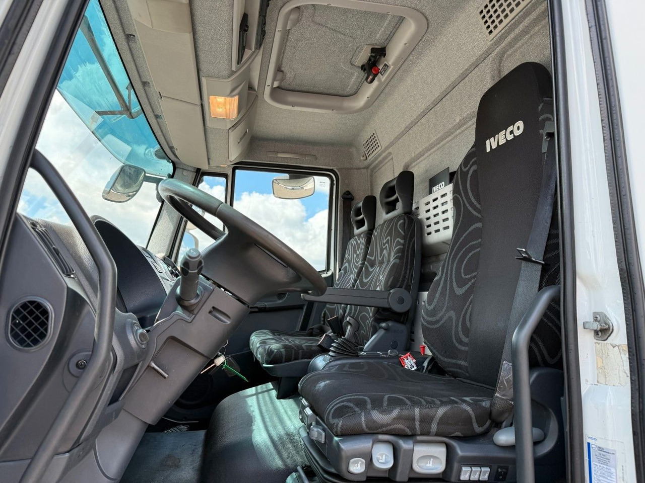 Iveco 180E32 Schmitz / Thermo King T-1200R Spectrum Iveco 180E32 Schmitz / Thermo King T-1200R Spectrum - Chladírenský nákladní automobil: obrázek 5 Iveco 180E32 Schmitz / Thermo King T-1200R Spectrum Iveco 180E32 Schmitz / Thermo King T-1200R Spectrum - Chladírenský nákladní automobil: obrázek 5