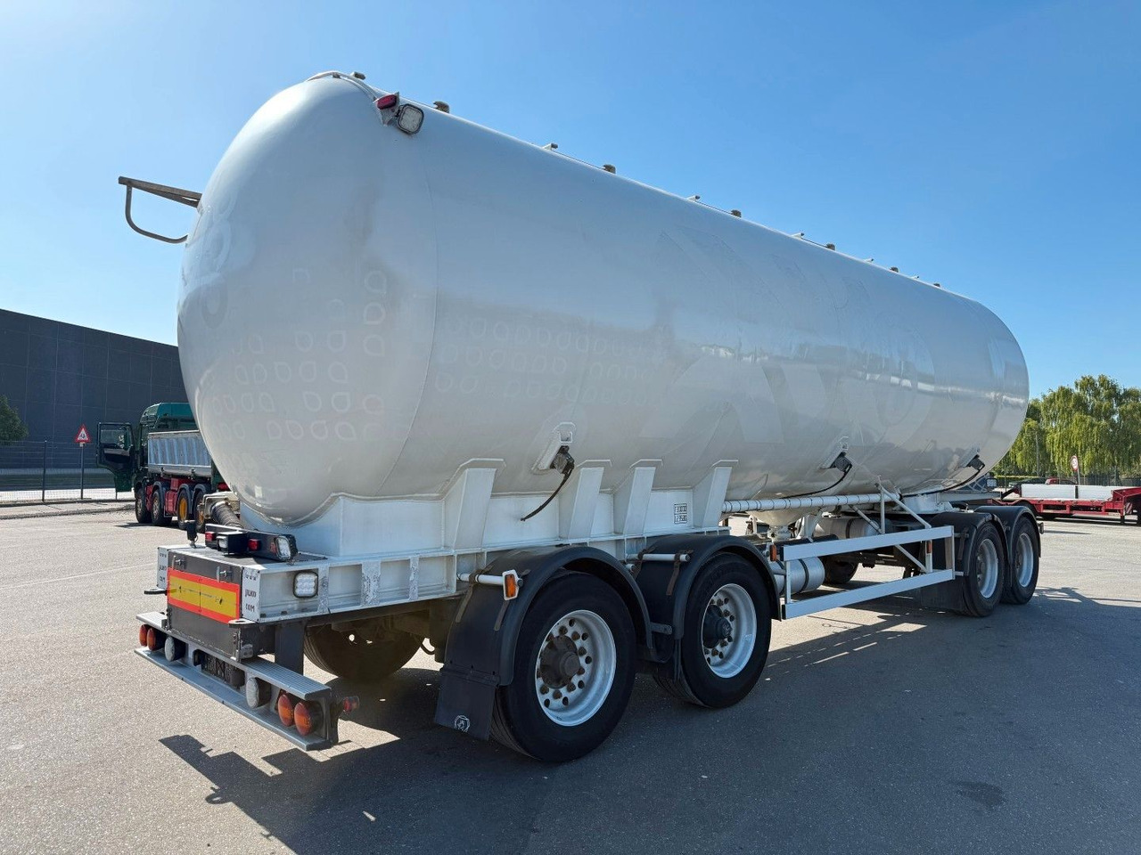 P4T30 4 axle 42 m3 Alu Silo tank - Cisternový přívěs: obrázek 3 P4T30 4 axle 42 m3 Alu Silo tank - Cisternový přívěs: obrázek 3