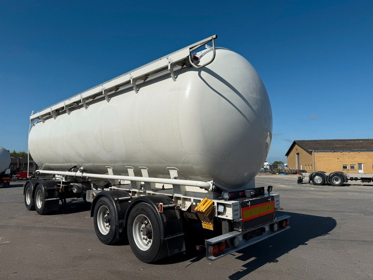P4T30 4 axle 42 m3 Alu Silo tank - Cisternový přívěs: obrázek 4 P4T30 4 axle 42 m3 Alu Silo tank - Cisternový přívěs: obrázek 4