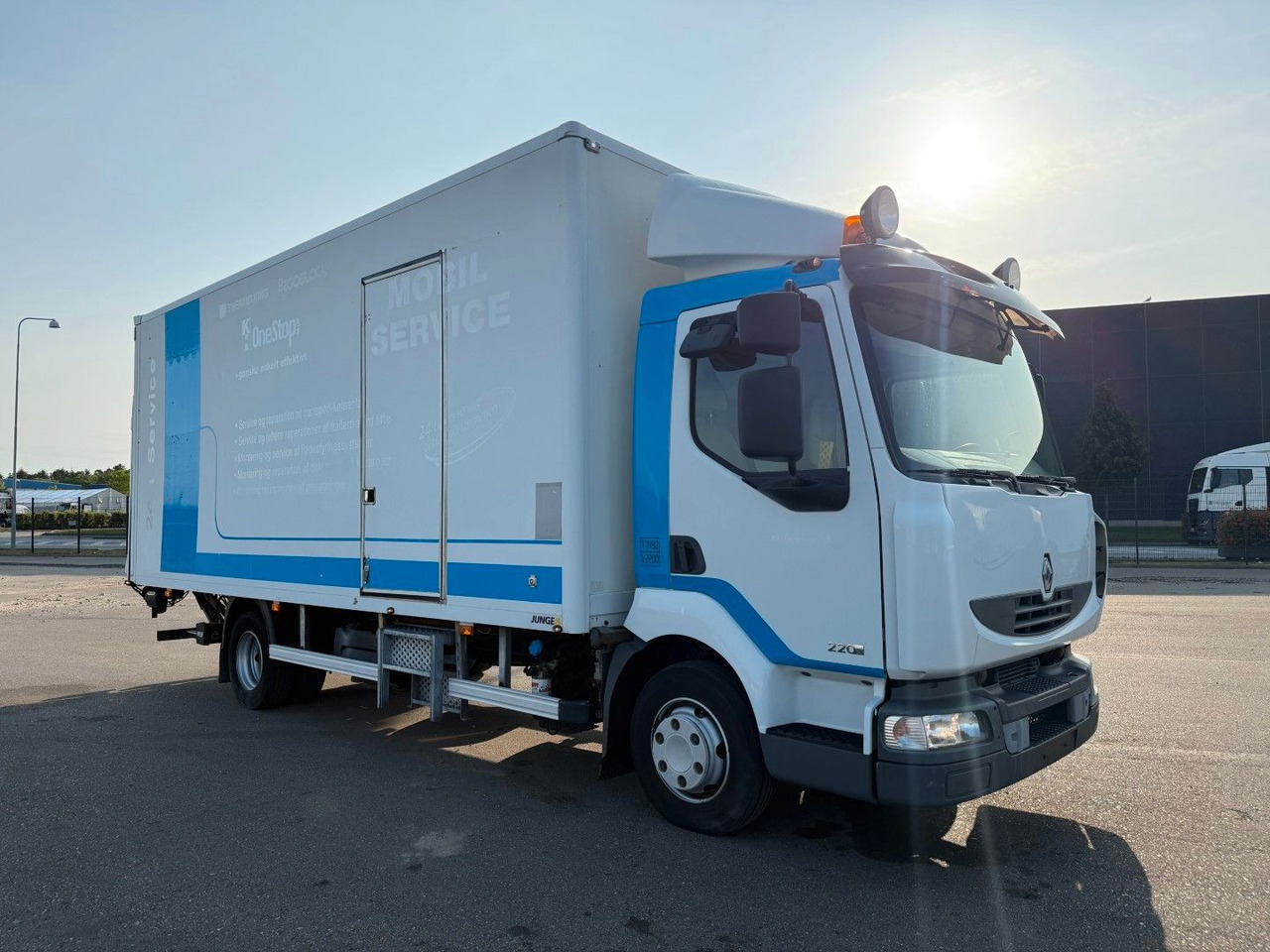 Renault Midlum 220 DXI 4x2 6.0 Box / Koffer - Skříňový nákladní auto: obrázek 2 Renault Midlum 220 DXI 4x2 6.0 Box / Koffer - Skříňový nákladní auto: obrázek 2