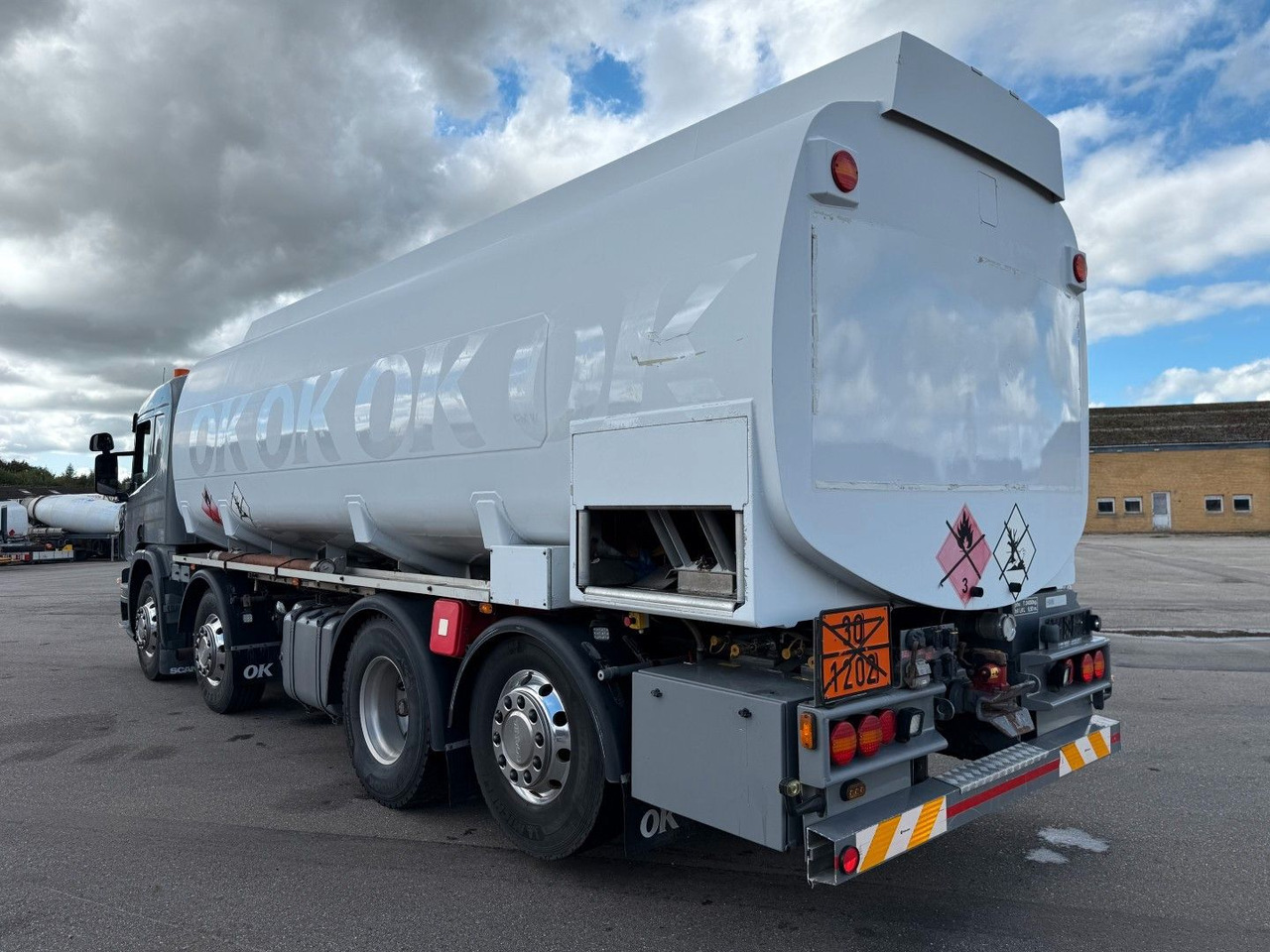 Scania P400 8x2*6 HMK Bilcon 24.000 l. ADR Euro 5 - Cisternové vozidlo: obrázek 4 Scania P400 8x2*6 HMK Bilcon 24.000 l. ADR Euro 5 - Cisternové vozidlo: obrázek 4