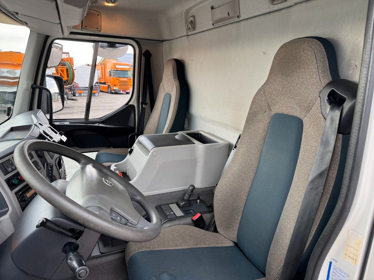 Volvo FE320 6x2*4 Frigoblock FK25SL 9.9 m Frigobox - Chladírenský nákladní automobil: obrázek 5 Volvo FE320 6x2*4 Frigoblock FK25SL 9.9 m Frigobox - Chladírenský nákladní automobil: obrázek 5