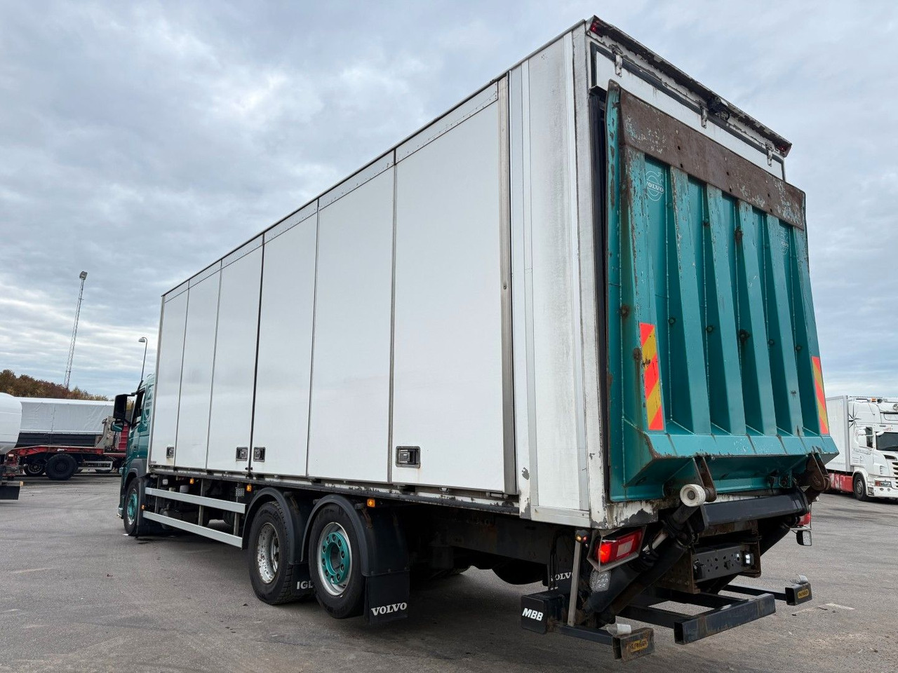 Volvo FM330 6x2*4 Carrier Supra 1050 Nordic - Chladírenský nákladní automobil: obrázek 4 Volvo FM330 6x2*4 Carrier Supra 1050 Nordic - Chladírenský nákladní automobil: obrázek 4