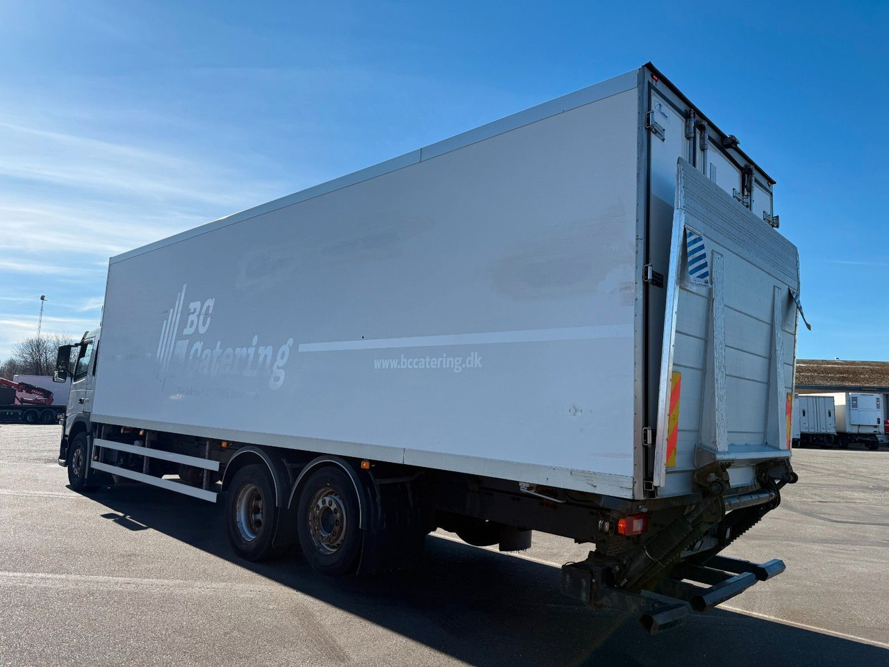 Volvo FM330 6x2*4 Carrier Supra 1250 Mt / 9.3 m Koffer - Chladírenský nákladní automobil: obrázek 4 Volvo FM330 6x2*4 Carrier Supra 1250 Mt / 9.3 m Koffer - Chladírenský nákladní automobil: obrázek 4