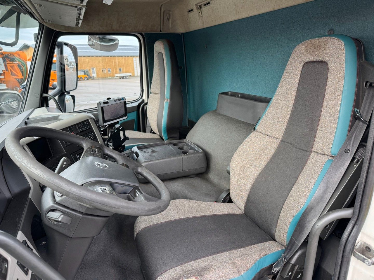 Volvo FM330 6x2*4 Carrier Supra 1250 Mt 9,9m (defekt f - Chladírenský nákladní automobil: obrázek 5 Volvo FM330 6x2*4 Carrier Supra 1250 Mt 9,9m (defekt f - Chladírenský nákladní automobil: obrázek 5