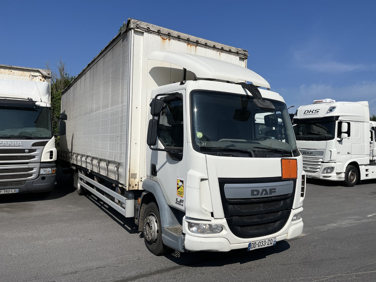 DAF LF 220 - Plachtový nákladní auto: obrázek 1 DAF LF 220 - Plachtový nákladní auto: obrázek 1