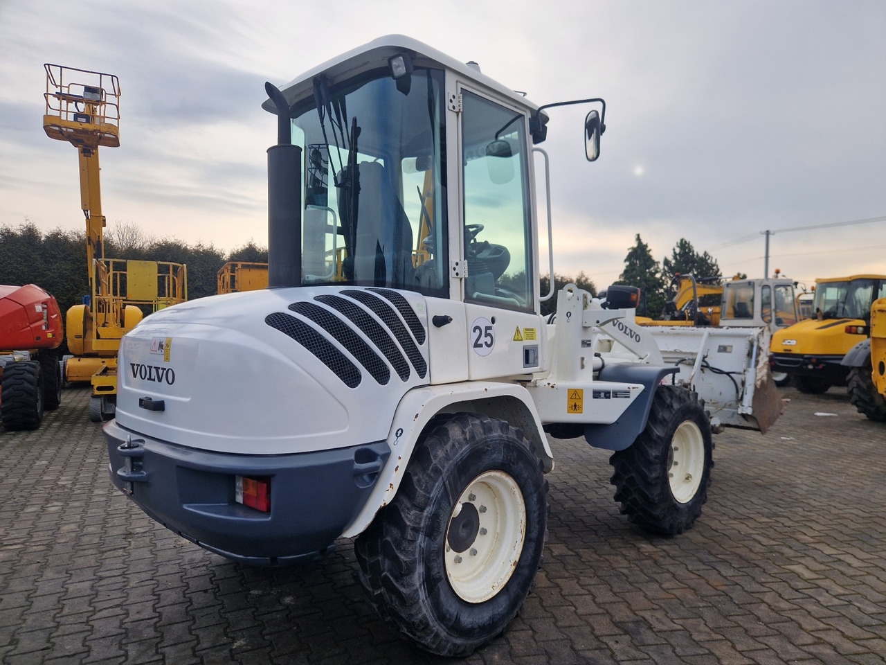 VOLVO L 30 B – Z/X - Kolový nakladač: obrázek 3 VOLVO L 30 B – Z/X - Kolový nakladač: obrázek 3