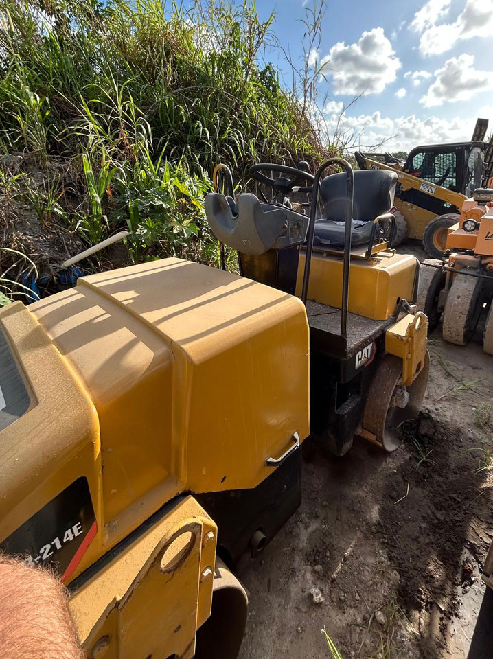 Caterpillar CB-214E - Válec: obrázek 4 Caterpillar CB-214E - Válec: obrázek 4