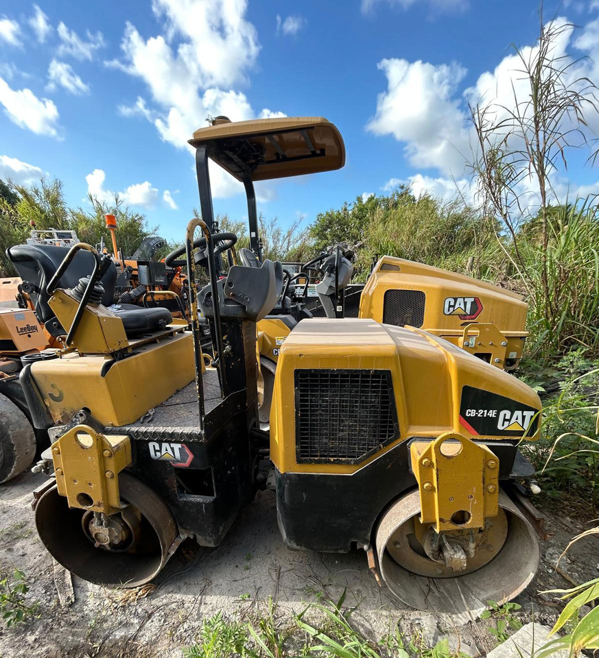 Caterpillar CB-214E - Válec: obrázek 1 Caterpillar CB-214E - Válec: obrázek 1