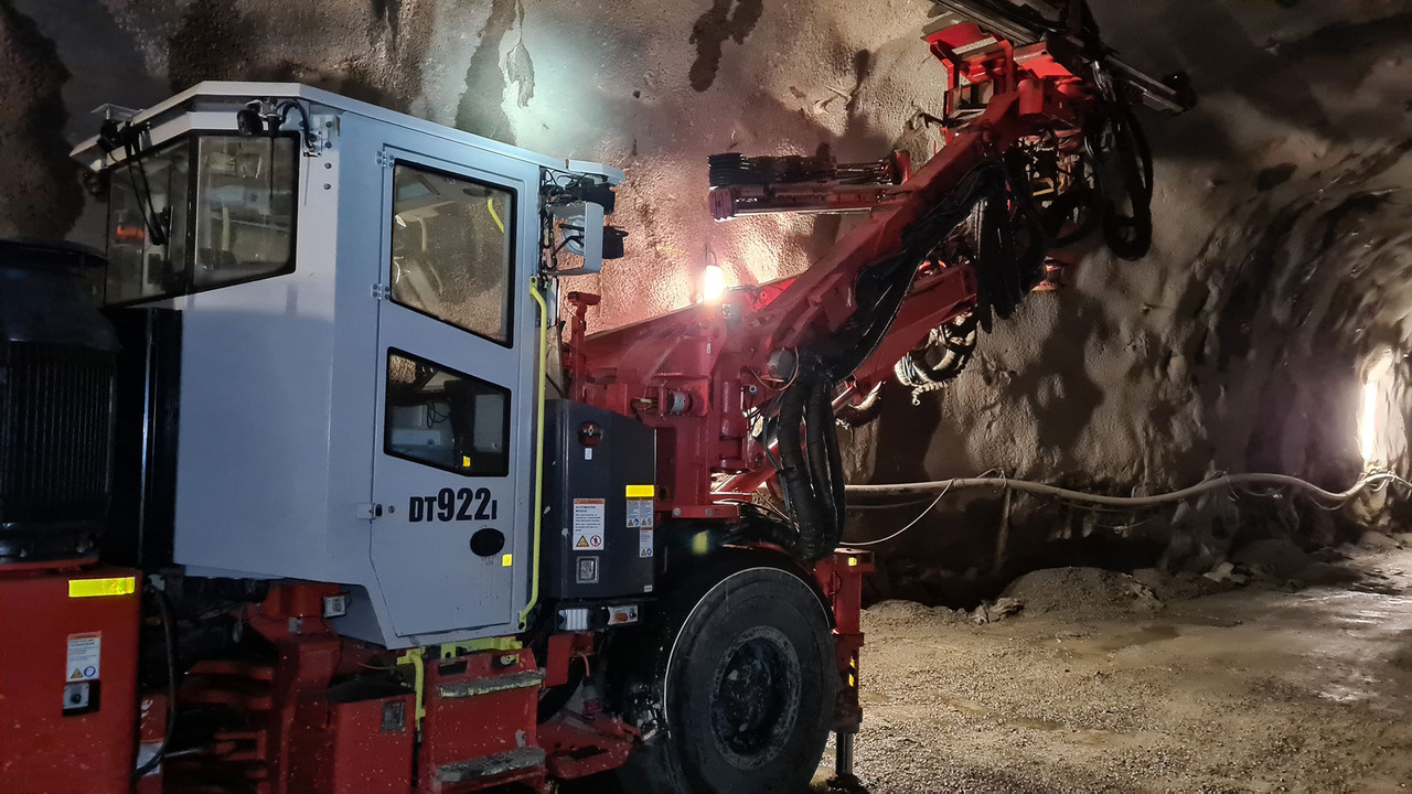 Sandvik DT922I - Důlní stroj: obrázek 3 Sandvik DT922I - Důlní stroj: obrázek 3