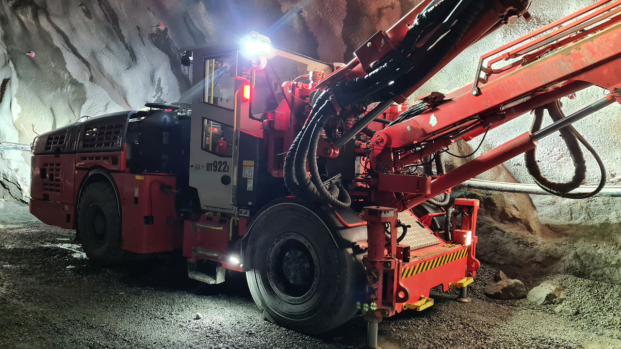 Sandvik DT922I - Důlní stroj: obrázek 1 Sandvik DT922I - Důlní stroj: obrázek 1