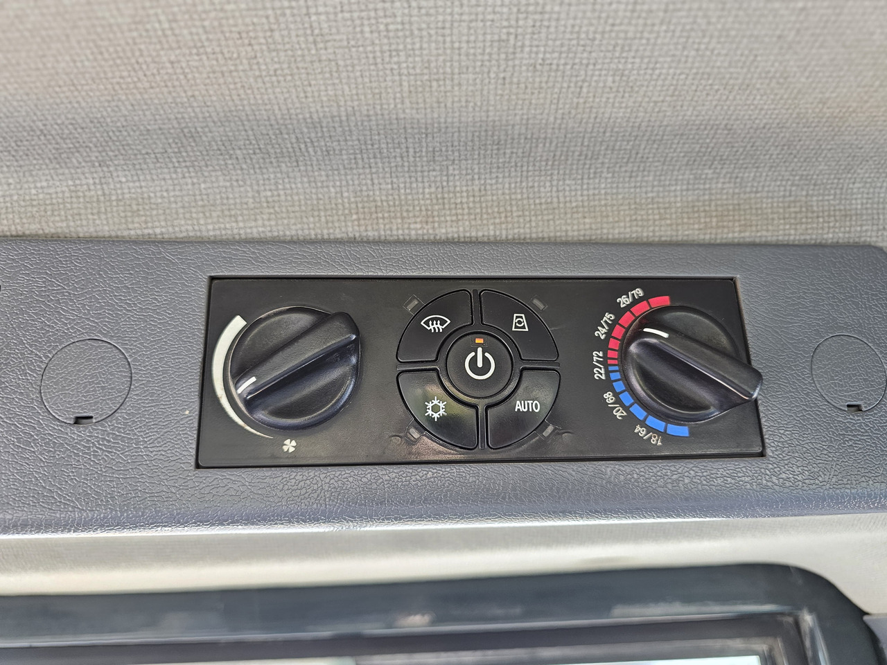 Kolový nakladač HYUNDAI HL975: obrázek 11