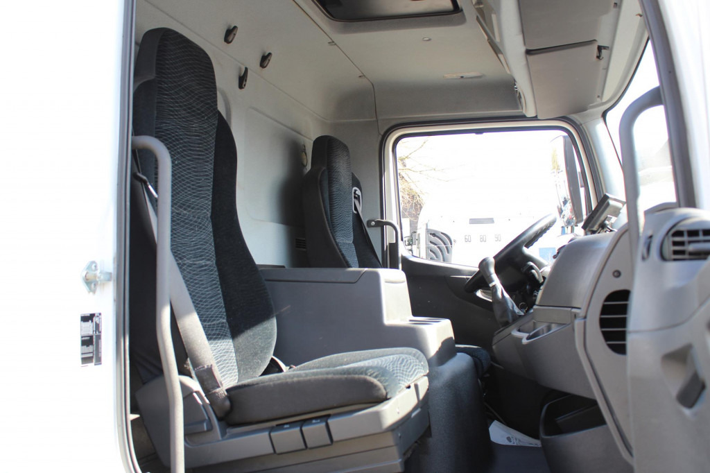 Interior photo 1: Mercedes-Benz Atego 1321 E6  Koffer Klima Kamera Schalter LBW leasing Mercedes-Benz Atego 1321 E6  Koffer Klima Kamera Schalter LBW