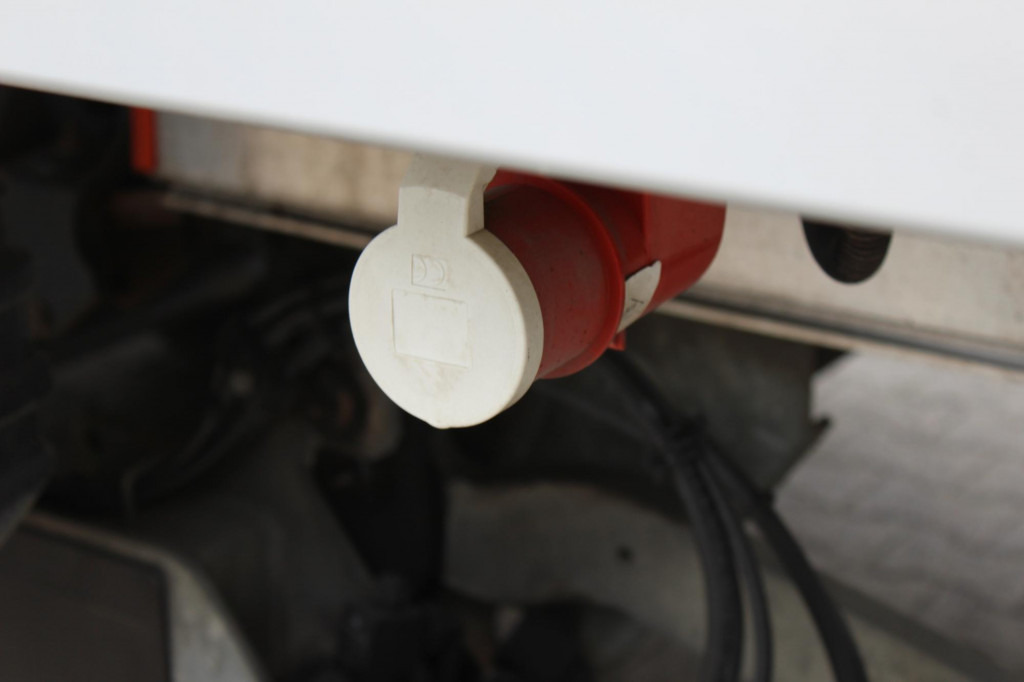 Renault D 12 Carrier Supra 550 Strom Tür LBW FRC 2027 - Chladírenský nákladní automobil: obrázek 4 Renault D 12 Carrier Supra 550 Strom Tür LBW FRC 2027 - Chladírenský nákladní automobil: obrázek 4