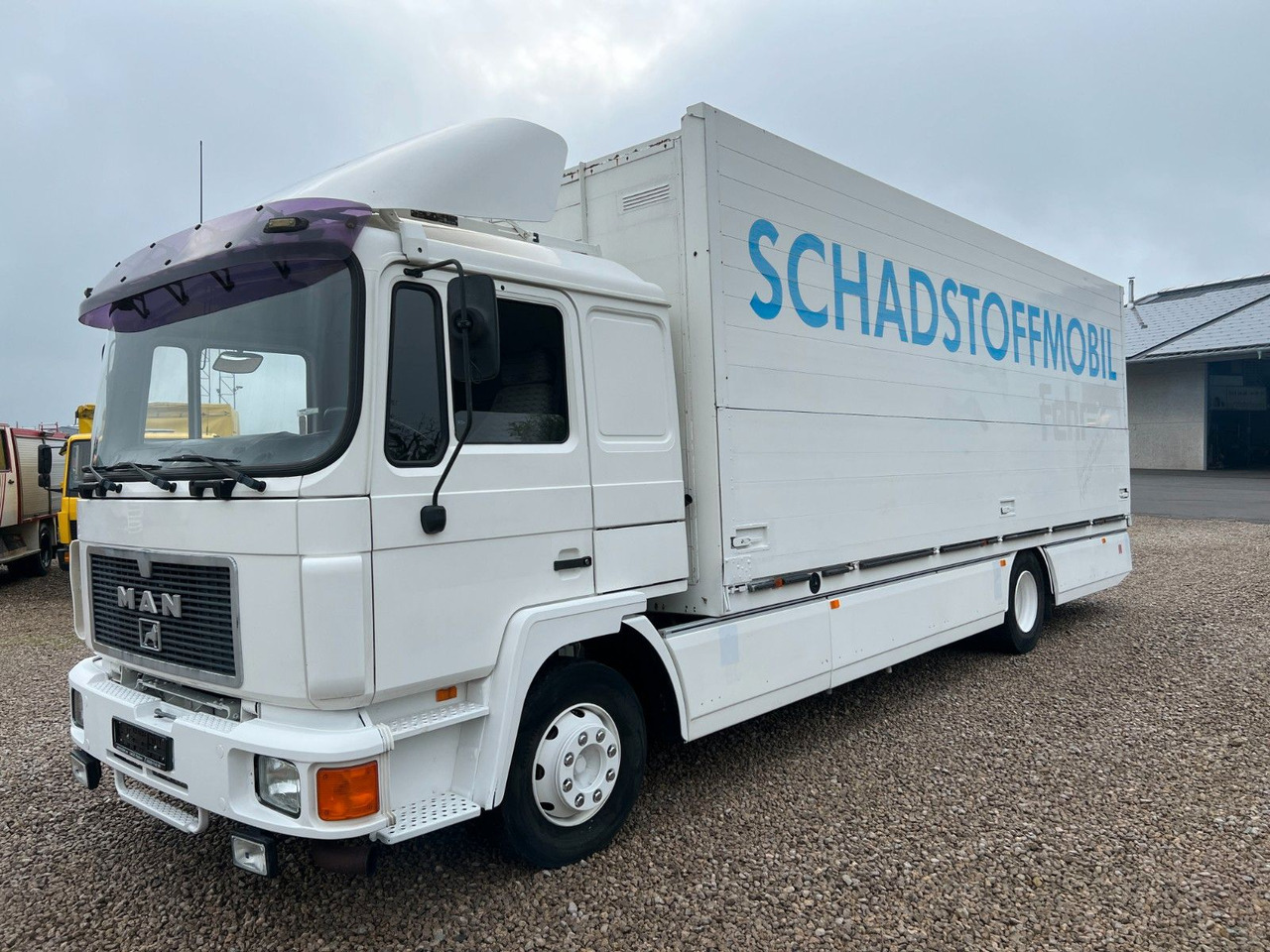 MAN 14.272 Schwenkwand / Schadstoffmobil MAN 14.272 Schwenkwand / Schadstoffmobil - Přepravník nápojů: obrázek 1 MAN 14.272 Schwenkwand / Schadstoffmobil MAN 14.272 Schwenkwand / Schadstoffmobil - Přepravník nápojů: obrázek 1