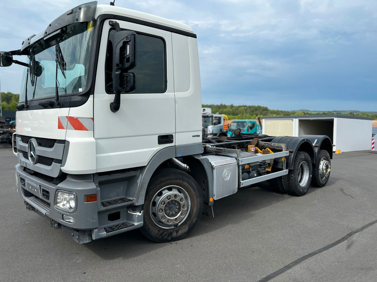 Mercedes-Benz Actros 2532 6x2 MP 3 Euro 5 10 x am Lager Mercedes-Benz Actros 2532 6x2 MP 3 Euro 5 10 x am Lager - Podvozek s kabinou: obrázek 1 Mercedes-Benz Actros 2532 6x2 MP 3 Euro 5 10 x am Lager Mercedes-Benz Actros 2532 6x2 MP 3 Euro 5 10 x am Lager - Podvozek s kabinou: obrázek 1