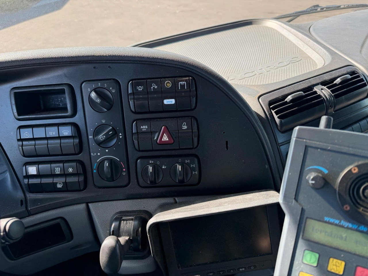 Mercedes-Benz Actros 3341 6x6 Kipperfahrgestell mit Zylinder - Podvozek s kabinou: obrázek 4 Mercedes-Benz Actros 3341 6x6 Kipperfahrgestell mit Zylinder - Podvozek s kabinou: obrázek 4