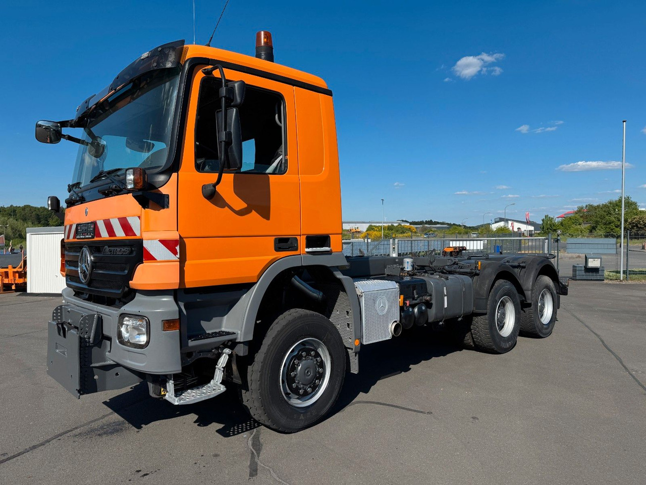 Mercedes-Benz Actros 3341 6x6 Kipperfahrgestell mit Zylinder - Podvozek s kabinou: obrázek 1 Mercedes-Benz Actros 3341 6x6 Kipperfahrgestell mit Zylinder - Podvozek s kabinou: obrázek 1