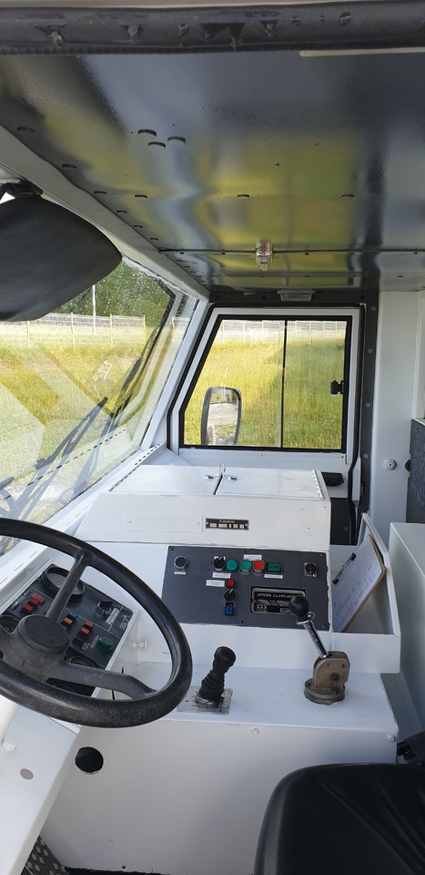 SOVAM K250 - Tahač letadel: obrázek 4 SOVAM K250 - Tahač letadel: obrázek 4